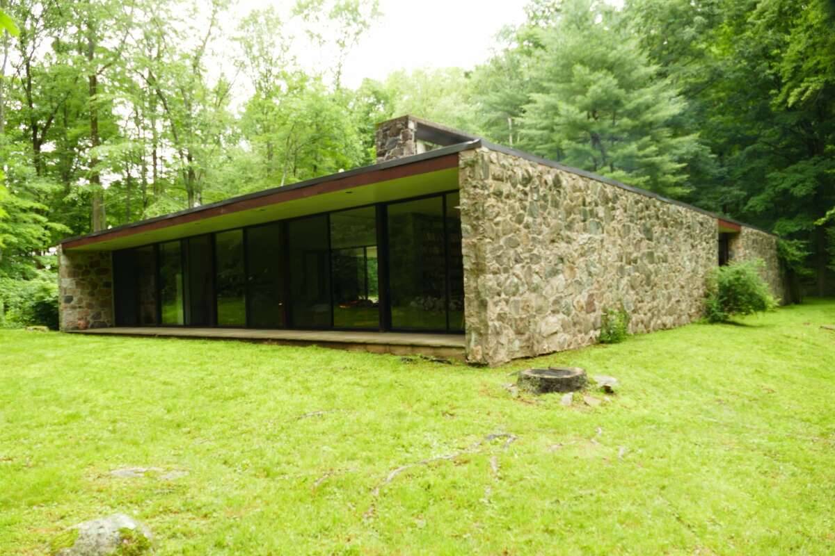 The Eliot Noyes home is an example of a mid-century modern house — which highlights the natural setting. 