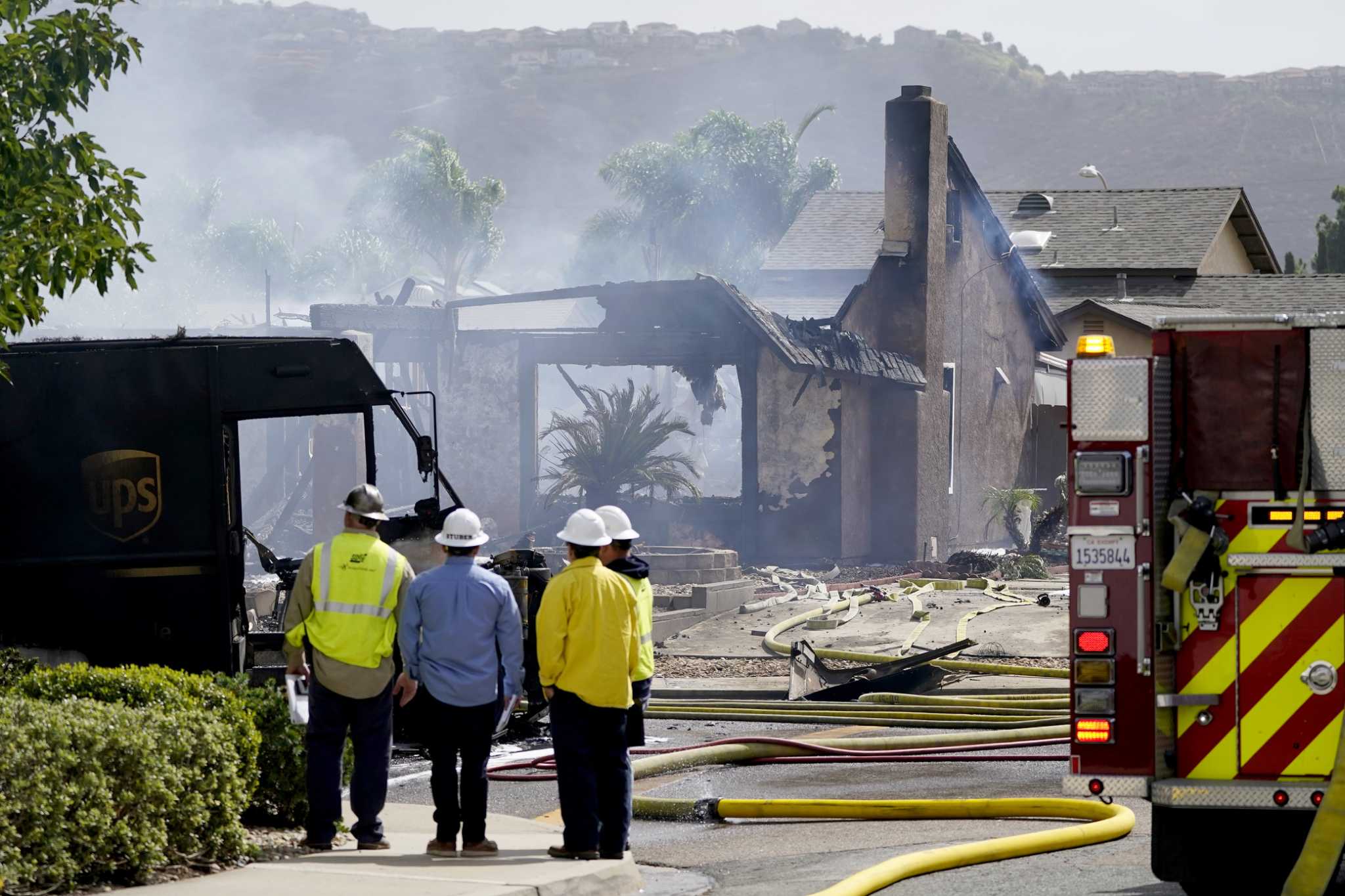 At least 2 dead in California plane crash that burned homes - Vimarsana News