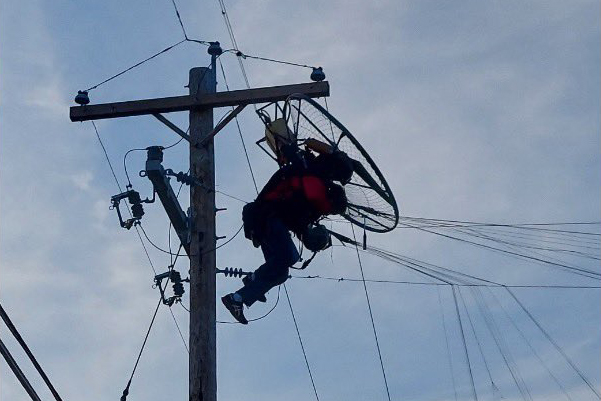 Powered paraglider pilot rescued from power lines - Vimarsana News