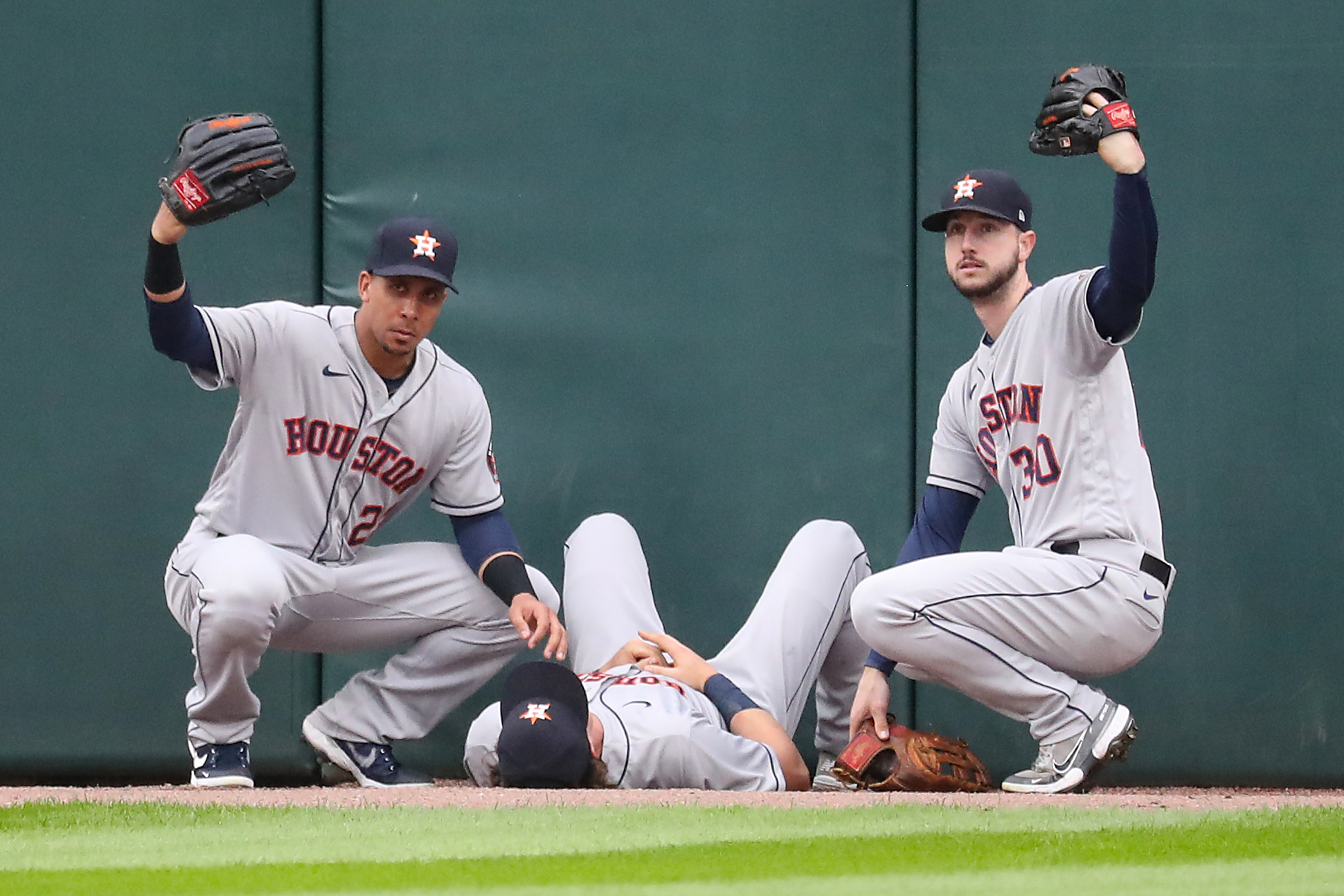 Astros' Jake Meyers leaves Game 4 with injury after attempted