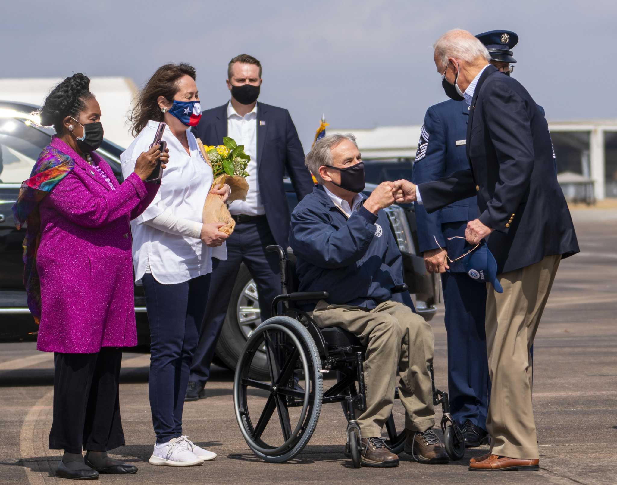 Abbott setting up another legal fight with Biden over vaccinations - Vimarsana News