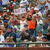 观众欢呼在第一局在MLB对阵洛杉矶道奇队在甲骨文公园,星期四,2021年7月29日,在旧金山,加州。
