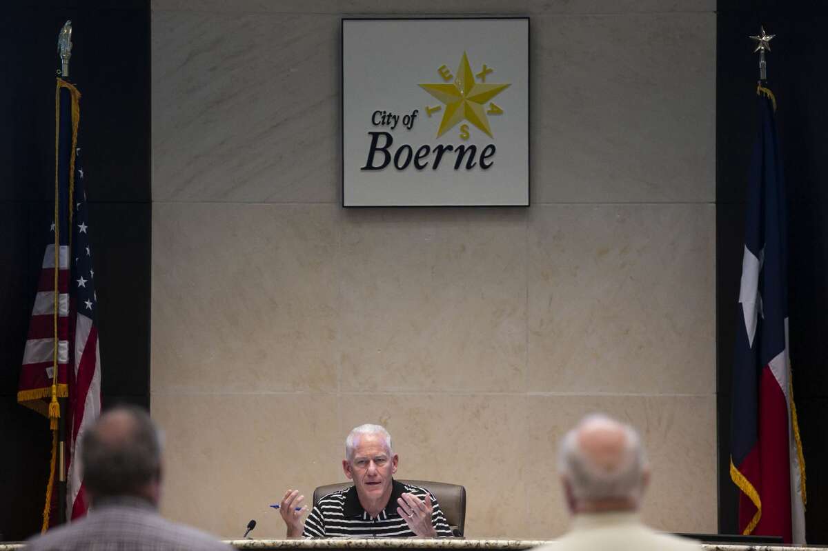 Boerne Mayor Tim Handren talks with co-chairs Don Durden, left, and Bob Manning after they gave a report from the Kendall County County, Boerne and Fair Oak Transportation Committee at a Boerne City Council meeting in Boerne on Oct. 12, 2021.