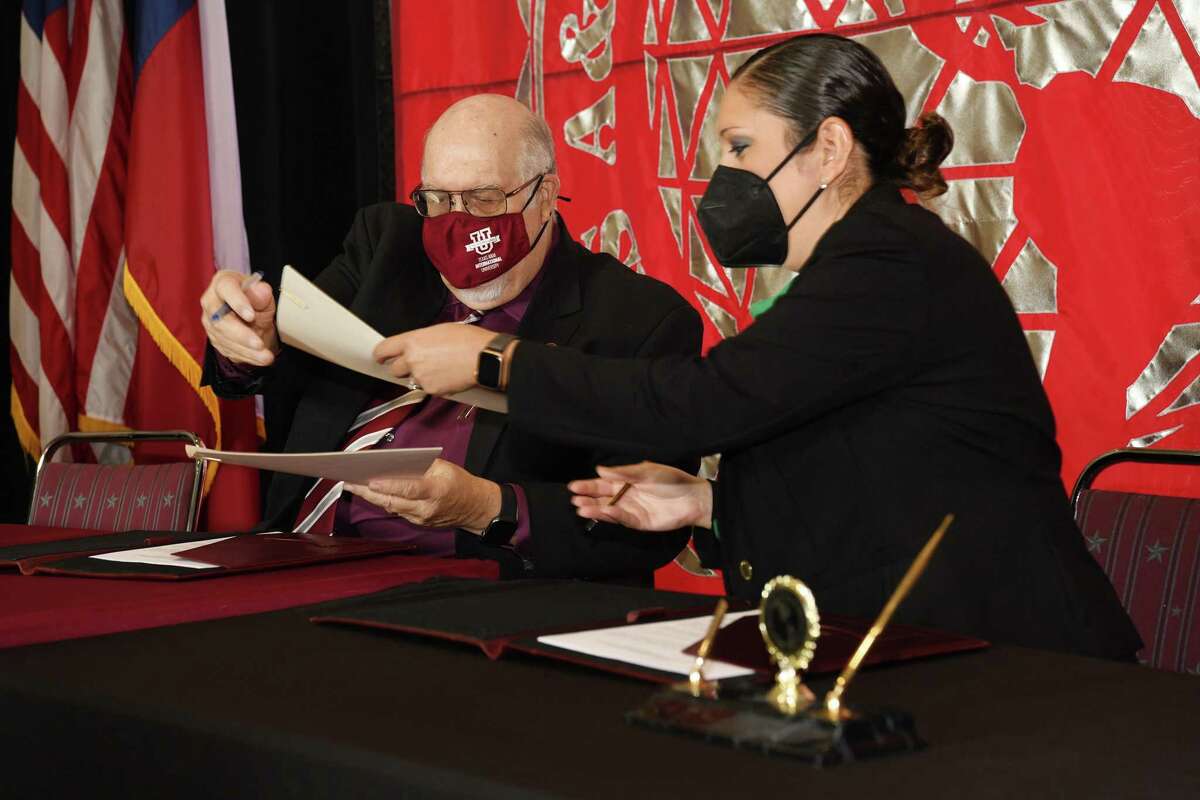TAMIU president Dr. Pablo Arenaz and LC Interim President Dr. Marisela Tijerina sign a collaborative Memorandum of Understanding to facilitate a seamless transition between both institutions for students.