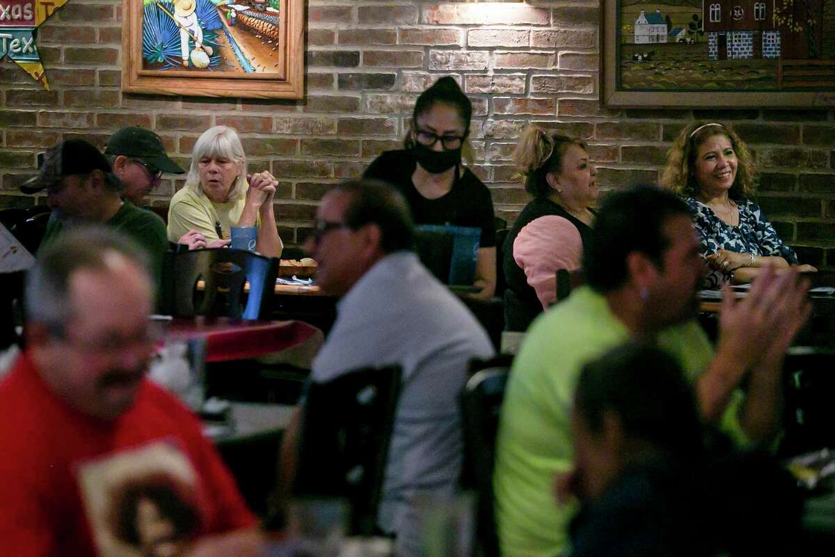 People eat lunch at Piedras Negras de Noche on Oct. 13, 2021.