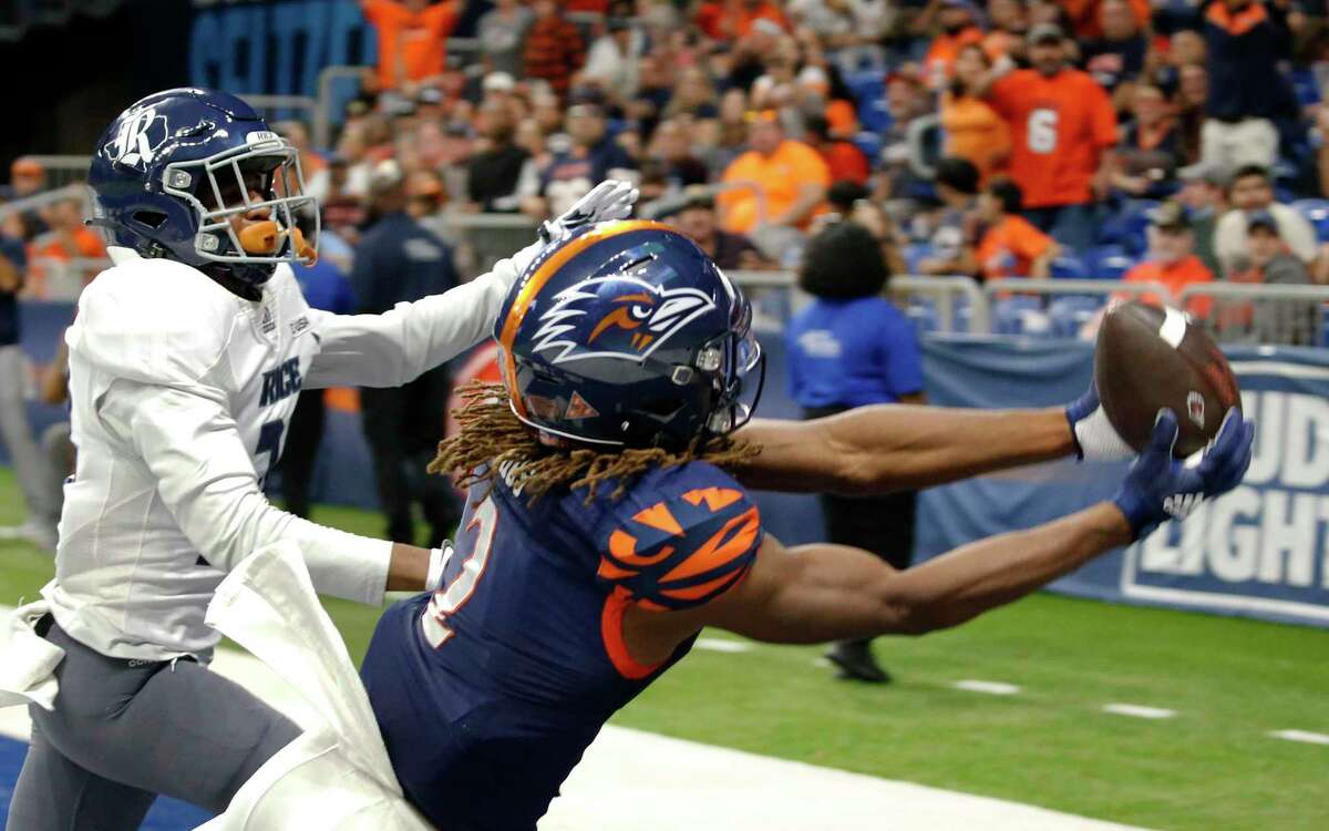 UTSA wide receiver Joshua Cephus (20) catches a touchdown reception in second half. UTSA defeated Rice 45-0 on Saturday, Oct. 16, 2021 at the Alamodome.