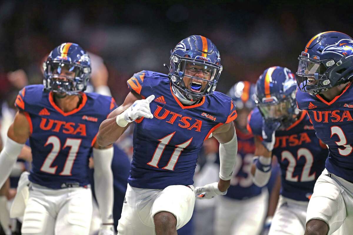 UTSA Kelechi Nwachuku (11) celebrates with teammates after he though the had an interception but it was ruled it touch the ground. UTSA defeated Rice 45-0 on Saturday, Oct. 16, 2021 at the Alamodome.
