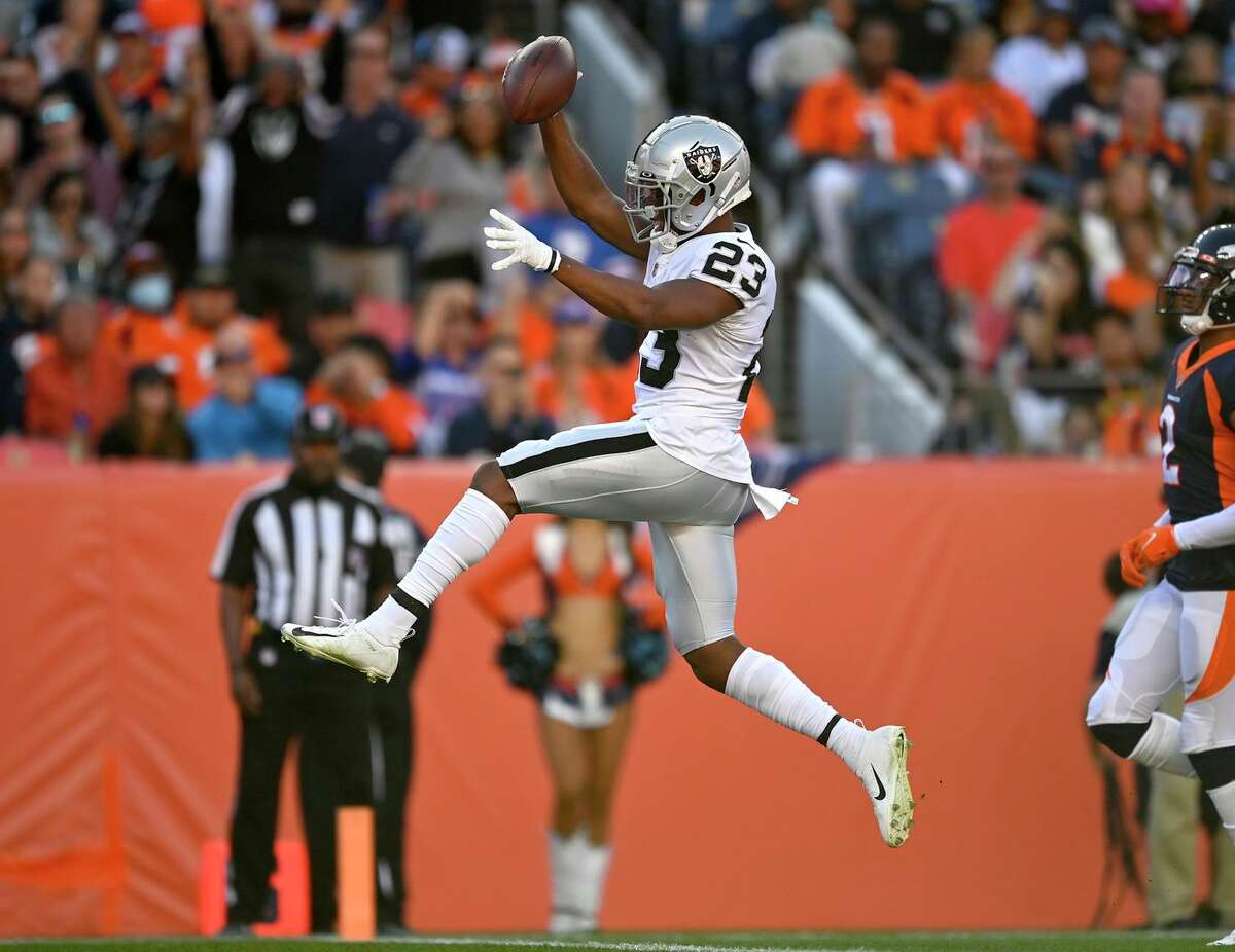 The Raiders’ Kenyan Drake scores his second touchdown of the game on an 18-yard run in the third quarter against the Broncos. Drake earlier caught a 31-yard TD pass from Derek Carr.