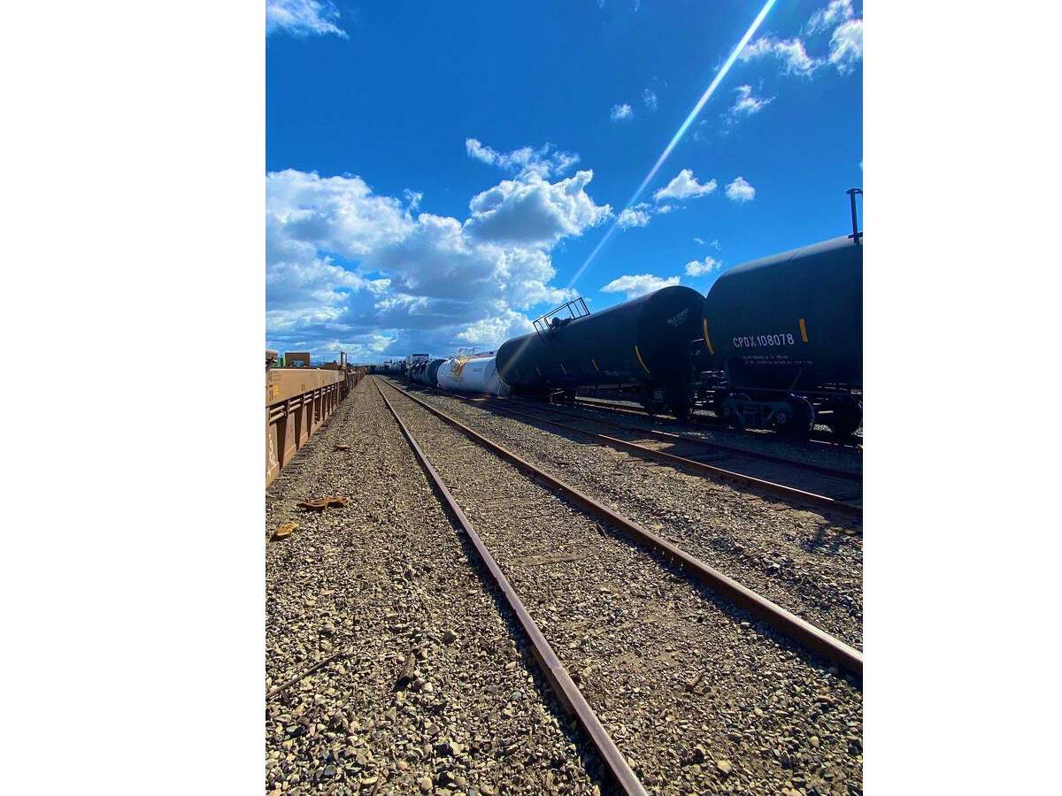 An estimated six cars derailed near the Port of Oakland Monday, but caused no injuries.