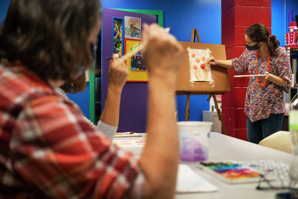 Allise Noble, right, gives instruction during a watercolor painting class Monday, Oct. 18, 2021 at Creative 360. (Katy Kildee/kkildee@mdn.net)