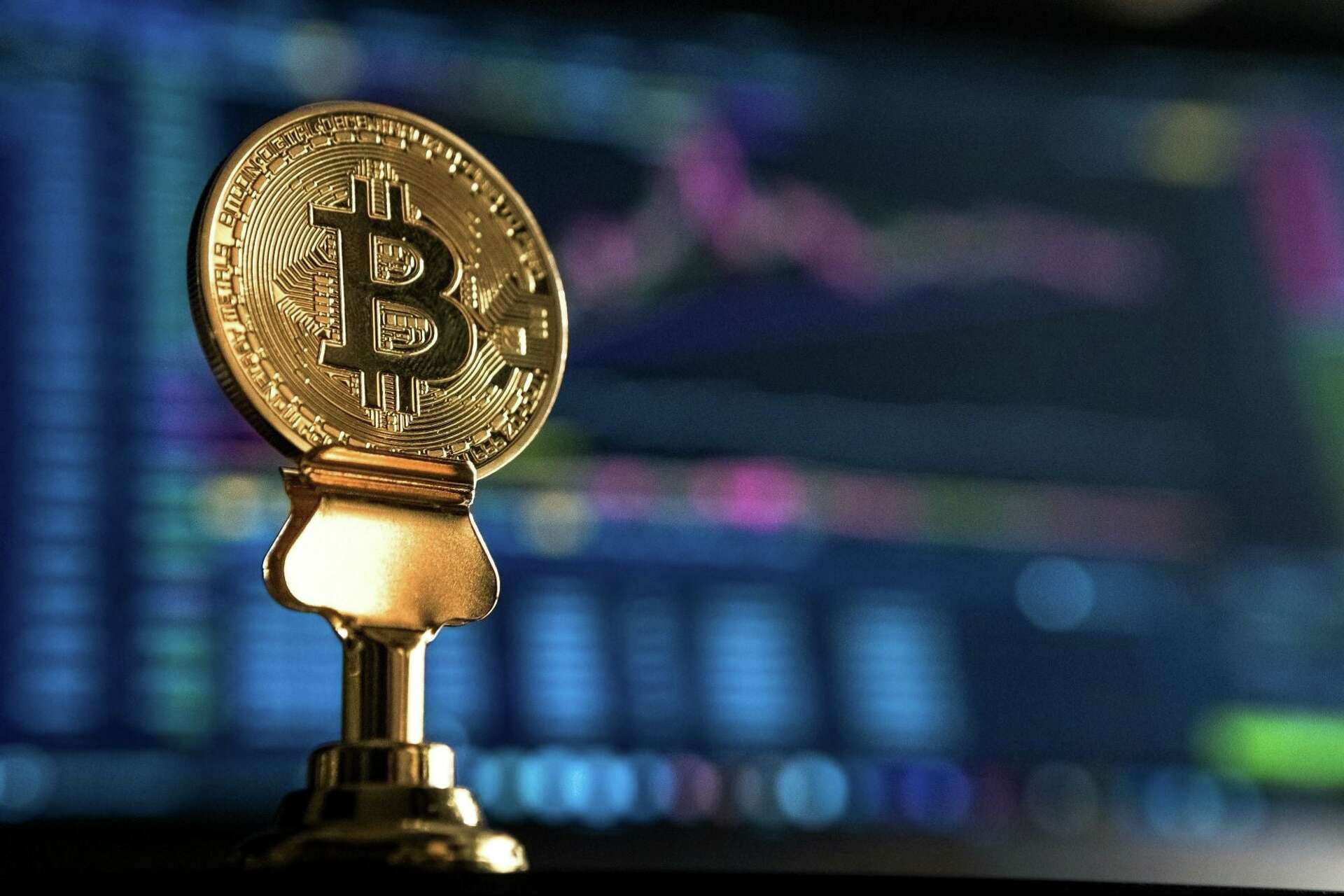 Bitcoin returned to its record price of $ 64,000 and continues to rise  after debut on the stock market as an ETF
