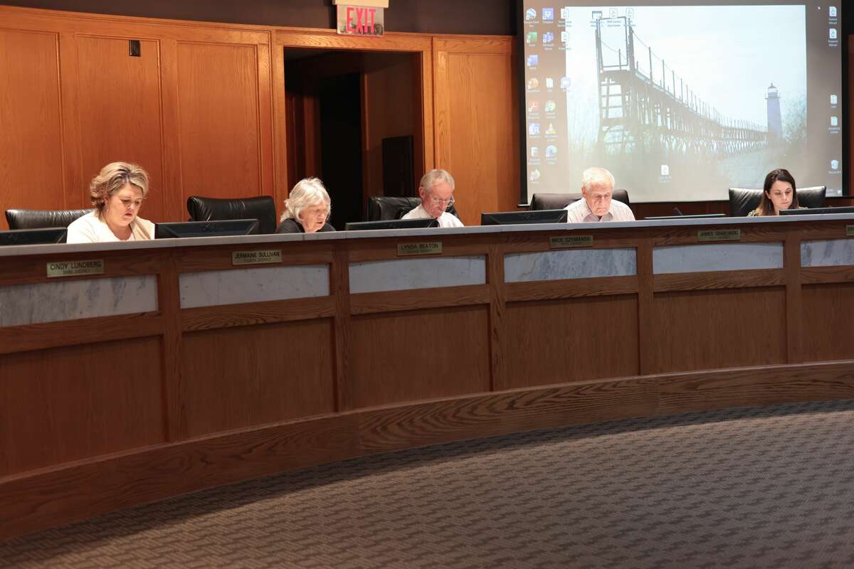 The City Council unanimously voted to enter a third-party services agreement with environmental consulting firm Fishbeck for an EGLE grant and loan for the demolition of the Gateway site.