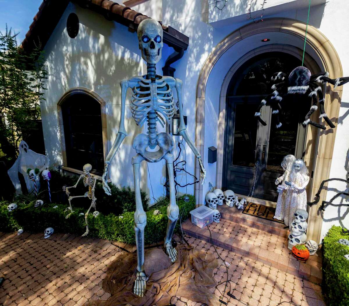 H-E-B sells 10-foot skeletons ahead of Halloween season