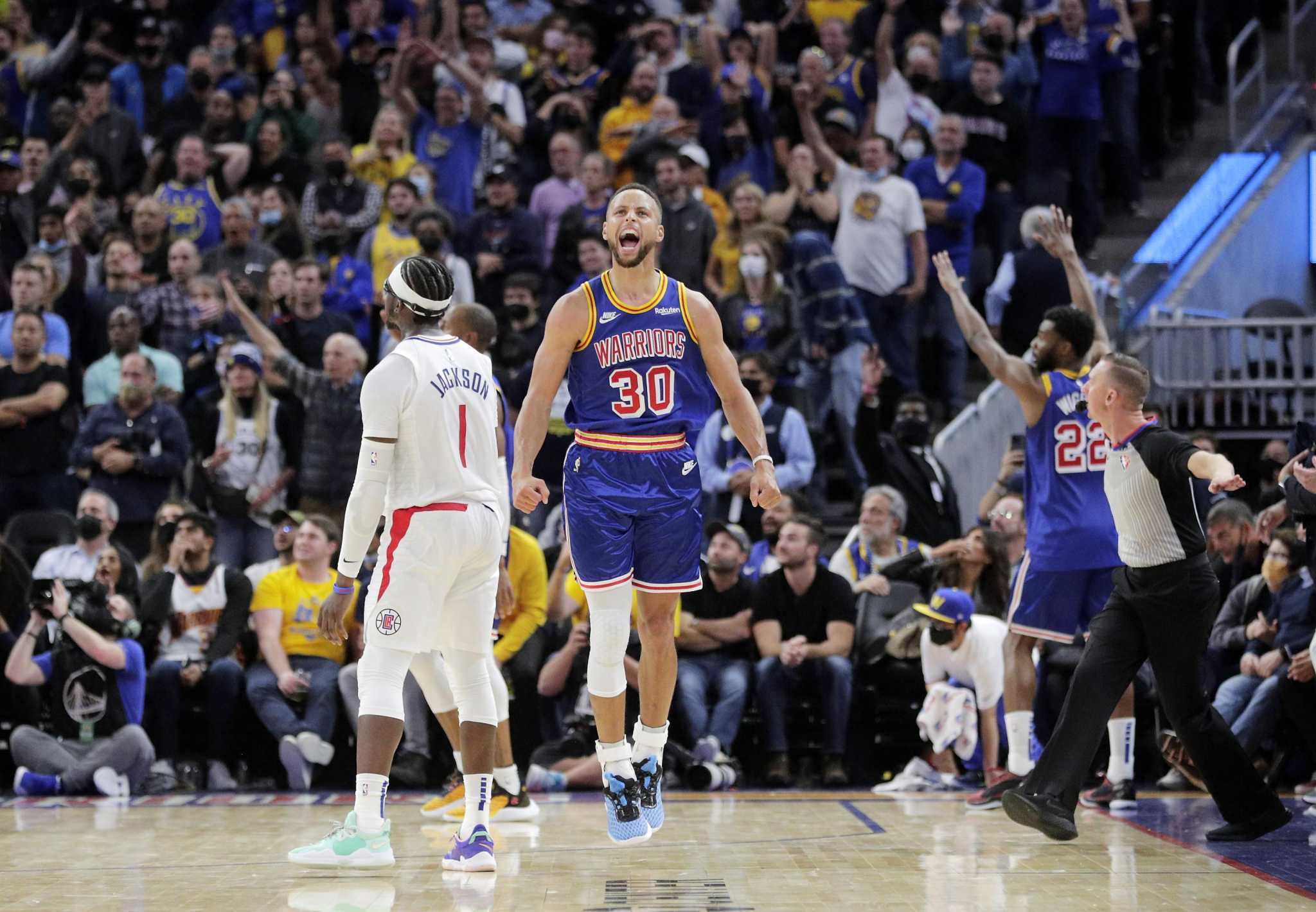 Stephen Curry thumped the Clippers with 38-points to give the