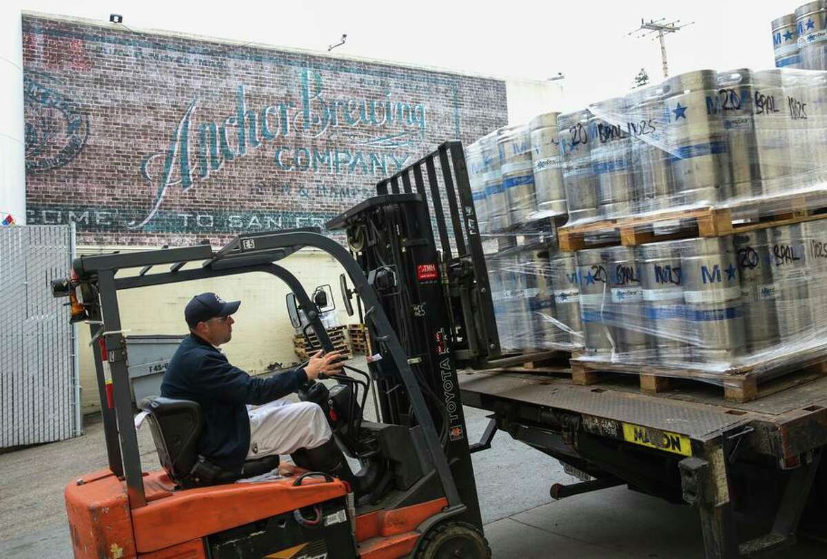 在Anchor Brewing Co.，一名工人正在卸桶。这家啤酒厂发誓要在生产过程中大幅减少用水。