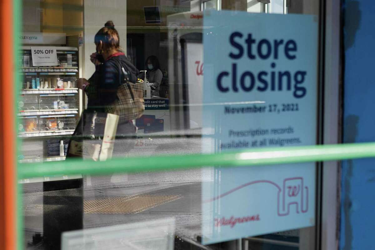 11月，凯萨查维斯街和米申街的沃尔格林药房关门前，一位顾客在店里。
