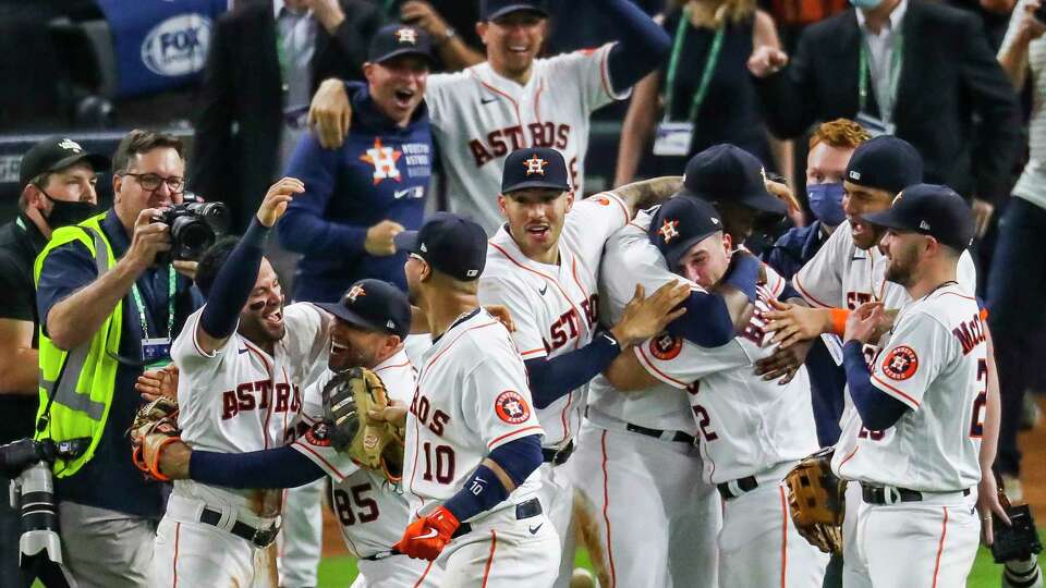 Astros' Martin Maldonado uses illegal bat in World Series courtesy of  Albert Pujols