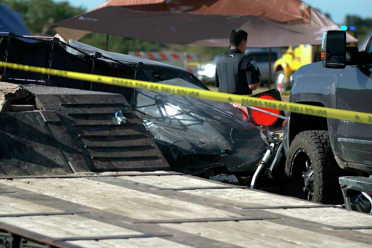 La escena en el lugar donde un carro se estrelló contra espectadores en una carrera en el Aeropuerto Kerrville-Kerr County, de Kerrville, Texas, el 23 de octubre del 2021.