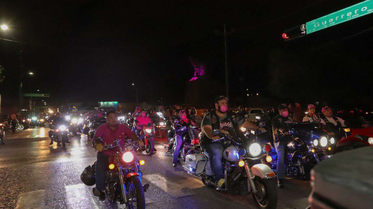 Motociclistas de Moto Clubes Unidos de Nuevo Laredo, A.C. realizaron un recorrido por las calles e Nuevo Laredo, México, como parte de las actividades de la Semana de Concientización y Prevención del Cáncer de Mama el jueves 21 de octubre de 2021.