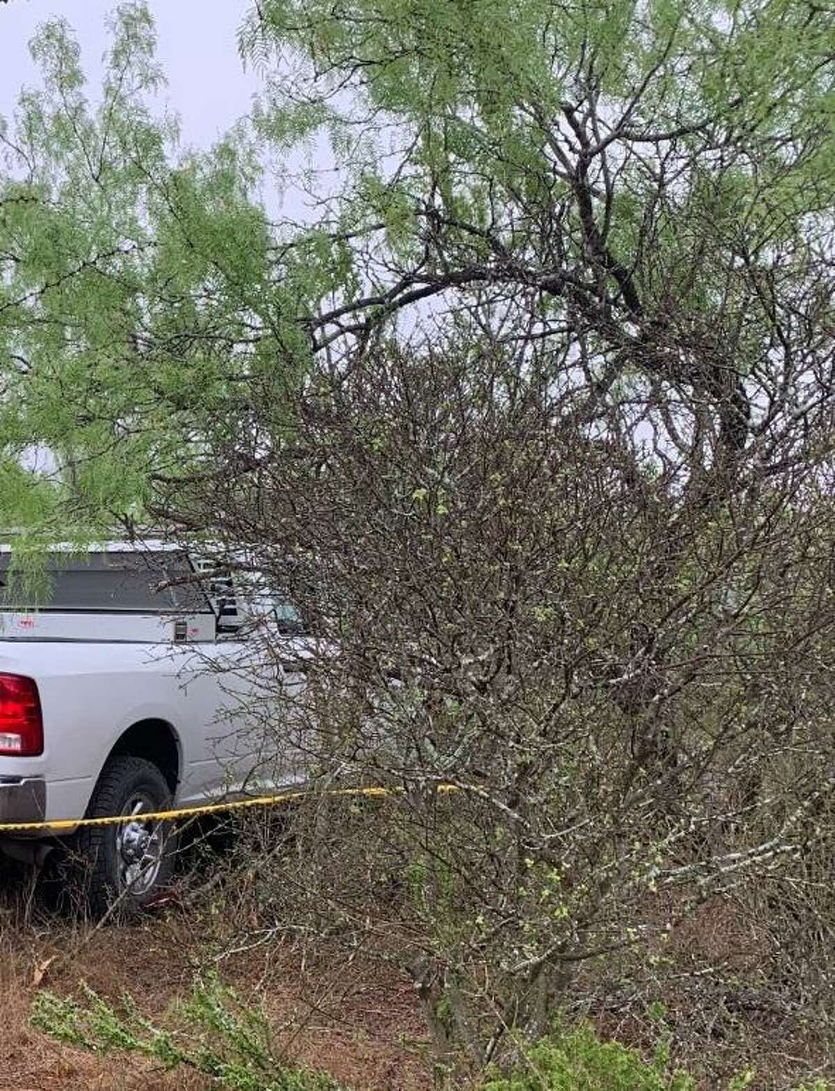 Esta camioneta Dodge Ram 2500 estuvo involucrada en un intento de contrabando de humano donde un ciudadano mexicano murió el 22 de abril al norte del Condado de Webb. Las autoridades dijeron que el vehículo estaba reportado como robado. El conductor se declaró culpable el jueves a una acusación de 18 cargos sobre contrabando humano.
