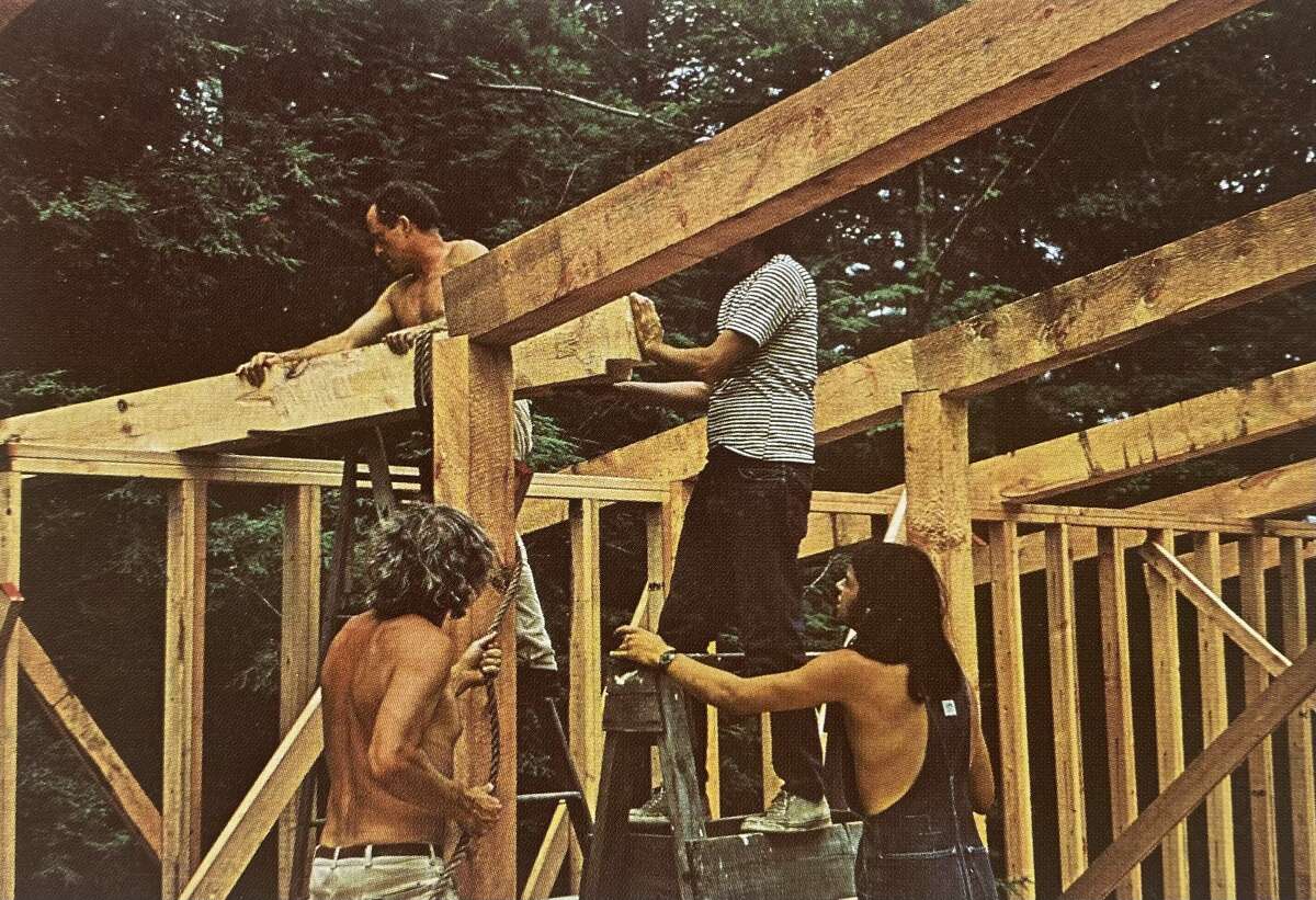 No handmade house was a solo effort. In the construction of Norman Cohen’s home, David Ballantine helped Cohen assemble the beams, as Bob Haney, who had broken his leg, pitched in from below along with the book's photographer, Jonathan Elliott, in overalls. “It was a real Woodstock event,” says Cohen. 