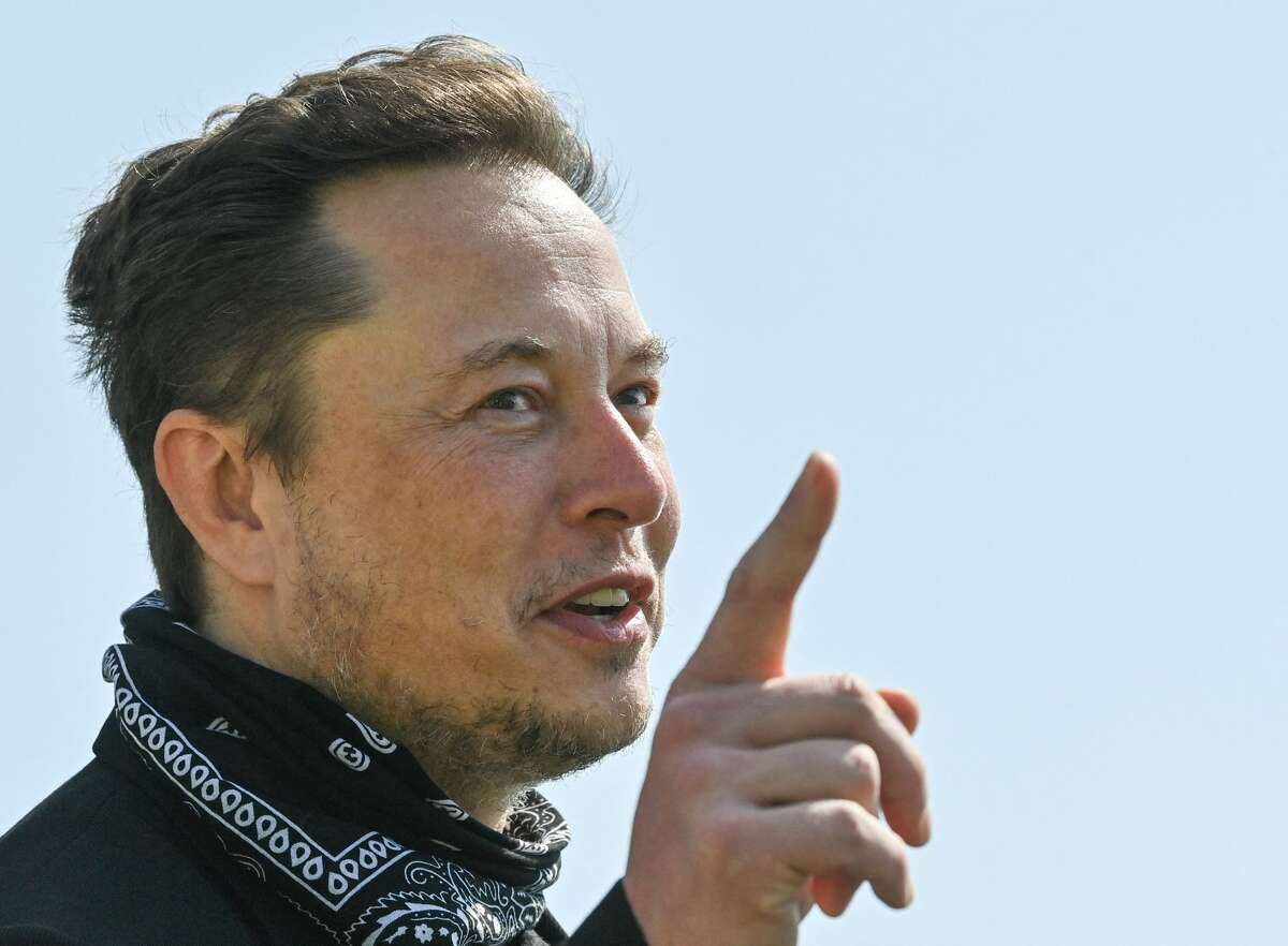 L'entrepreneur et magnat des affaires américain Elon Musk fait un geste lors d'une visite à l'usine Tesla Gigafactory en construction, le 13 août 2021 à Gruenheide près de Berlin, dans l'est de l'Allemagne.  (Photo de Patrick Pleul / POOL / AFP) (Photo de PATRICK PLEUL/POOL/AFP via Getty Images)