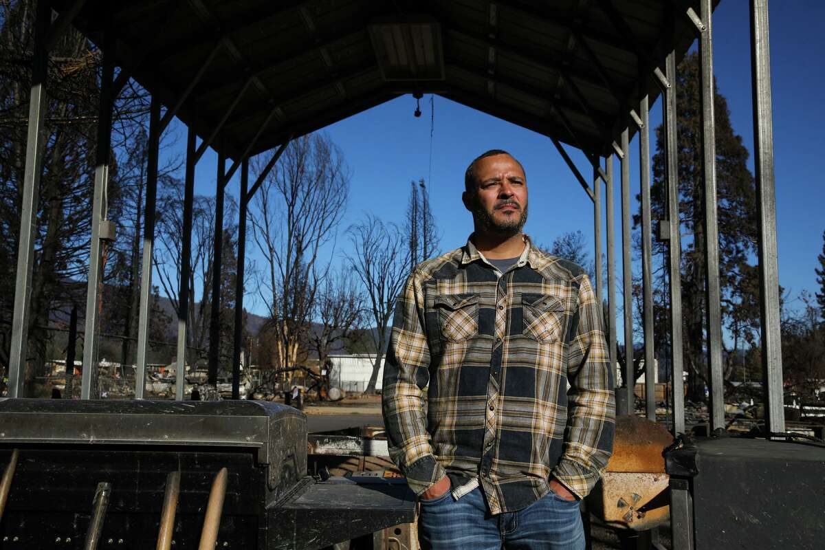 49岁的海军老兵凯里·拉塞尔在迪克西大火中失去了自己的房子，这是他第一次去格林维尔(普卢玛斯县)被烧毁的家。