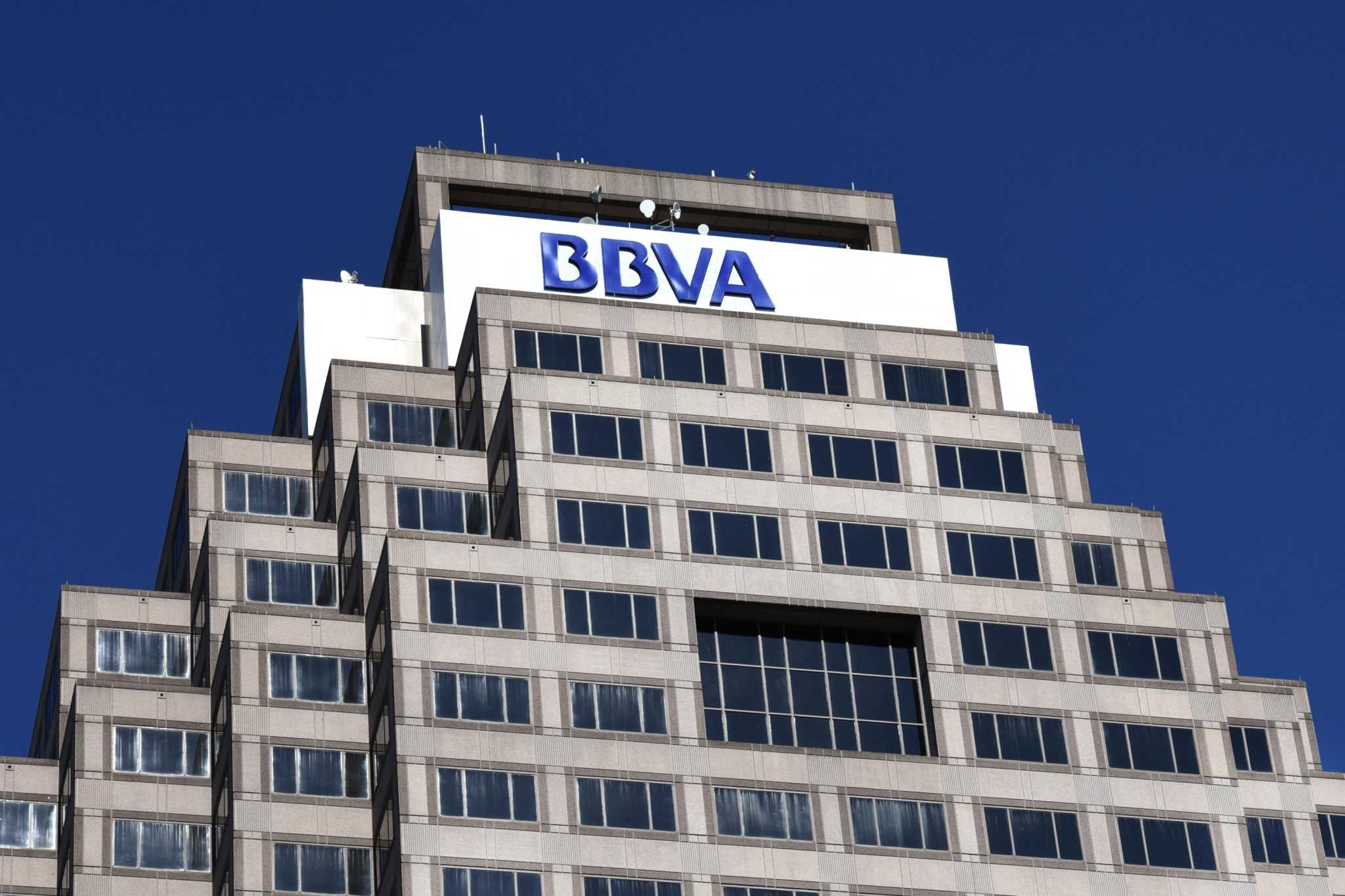 2 noncitizens may sue bank for refusal to let them open accounts online,  court rules