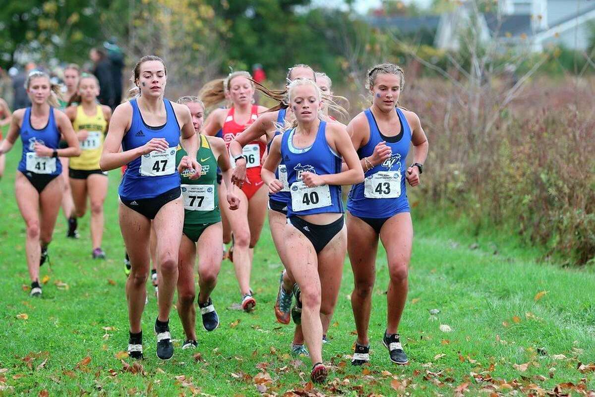 Lucy Karpukhno (40) leads a pack of runners at the conference championship meet. (Photo/Alan Steible)