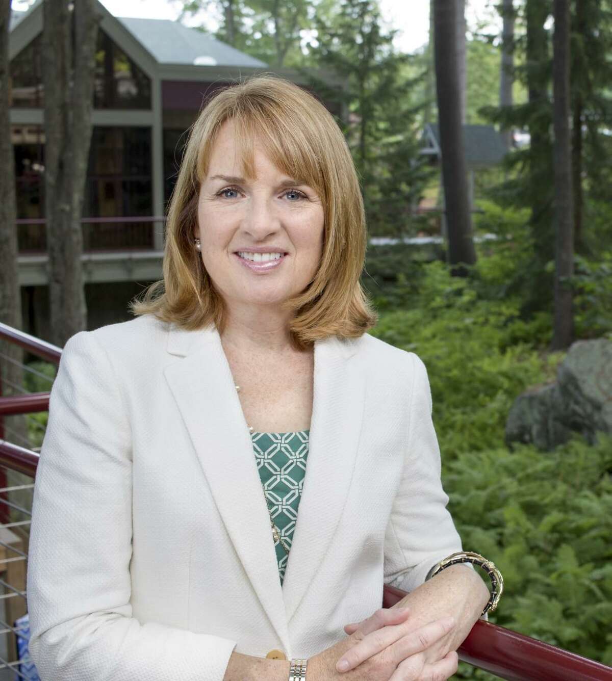 The staff at the St. Luke’s School in New Canaan, recently announced the appointment of its ninth Head of School: Mary Halpin Carter, Ph.D., effective July 1, 2022. St. Luke’s began a national search after longstanding Head of School, Mark Davis, announced retirement plans last fall.