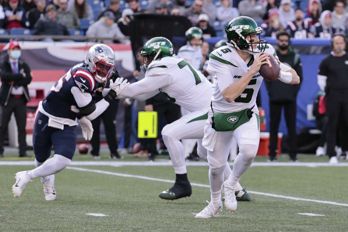 FOXBOROUGH, MA - OCTOBER 24: New York Jets quarterback Mike White (5) scrambles from the pocket during a game between the New England Patriots and the New York Jets on October 24, 2021, at Gillette Stadium in Foxborough, Massachusetts.