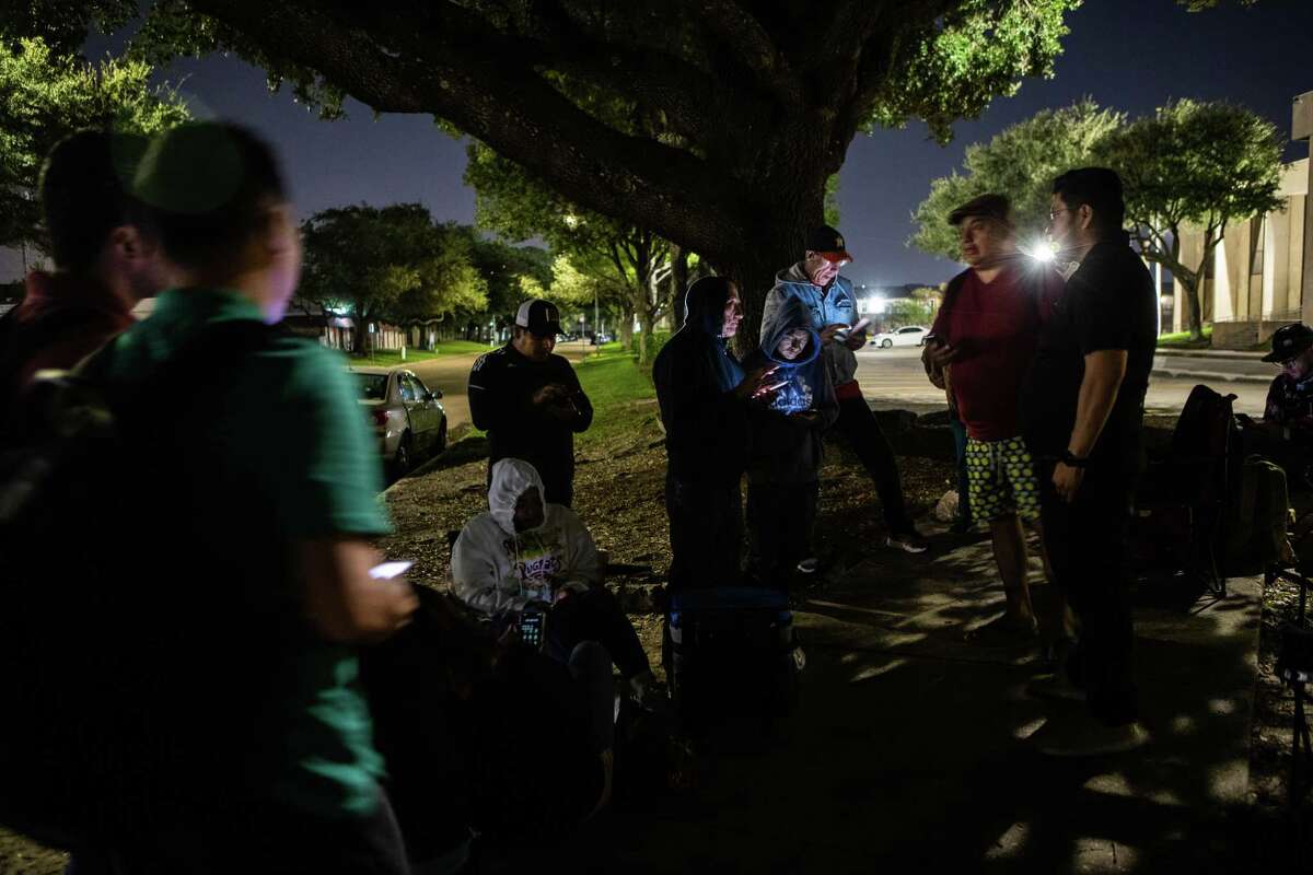 Migrants spend the night outside ICE office to comply with check-in  requirements