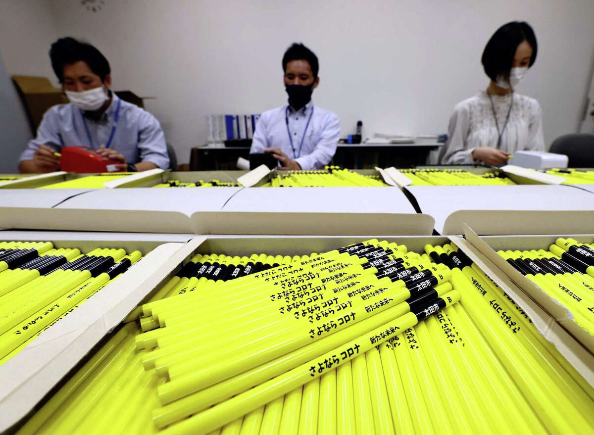 Municipal officials sharpen polling station pencils in Ota, Gunma Prefecture, on Oct. 22.