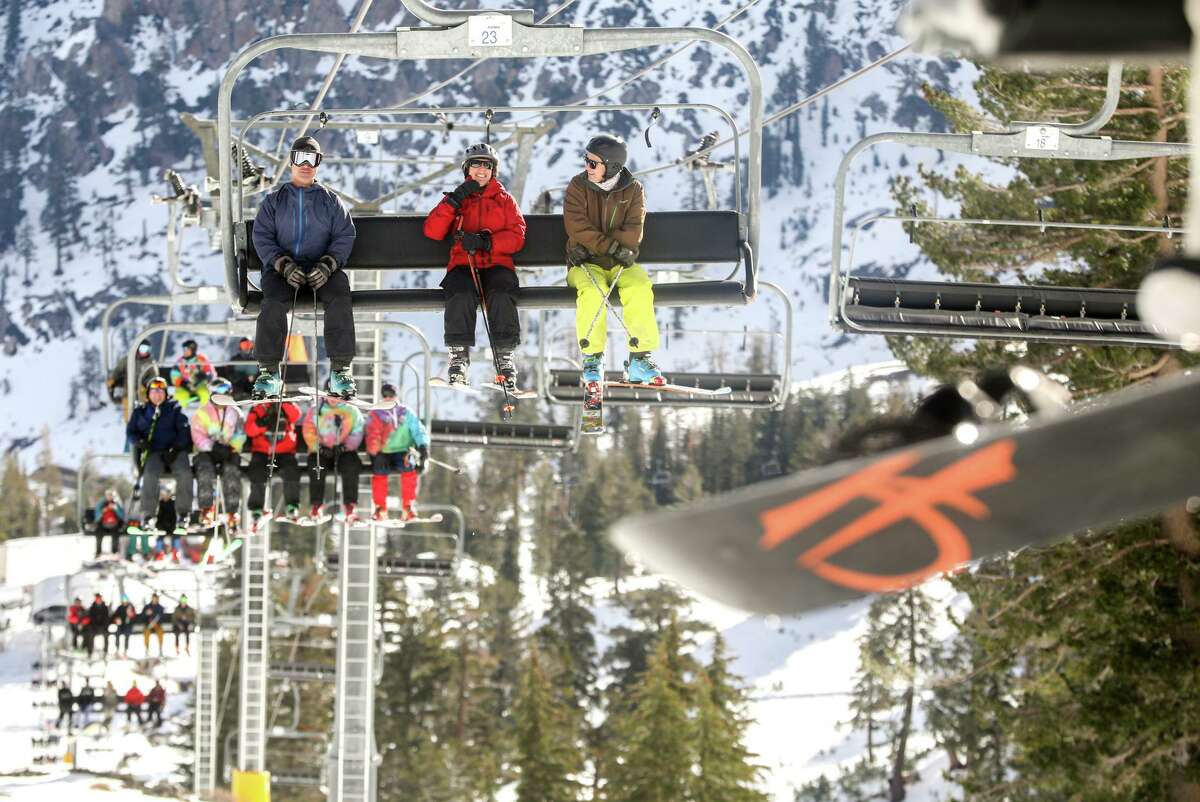 2021年10月29日，加利福尼亚州奥林匹克谷的Palisades Tahoe，数十名滑雪者乘坐电梯前往黄金海岸快线。该滑雪场不仅以新名字开放，而且这是其72年历史上第三次在10月开放。