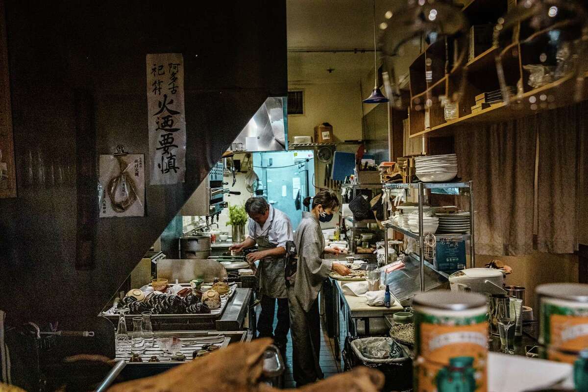 夕食の準備をしている海関さりょう八の厨房で、シェフの青木真一とレストラン経営者の南茂優子。