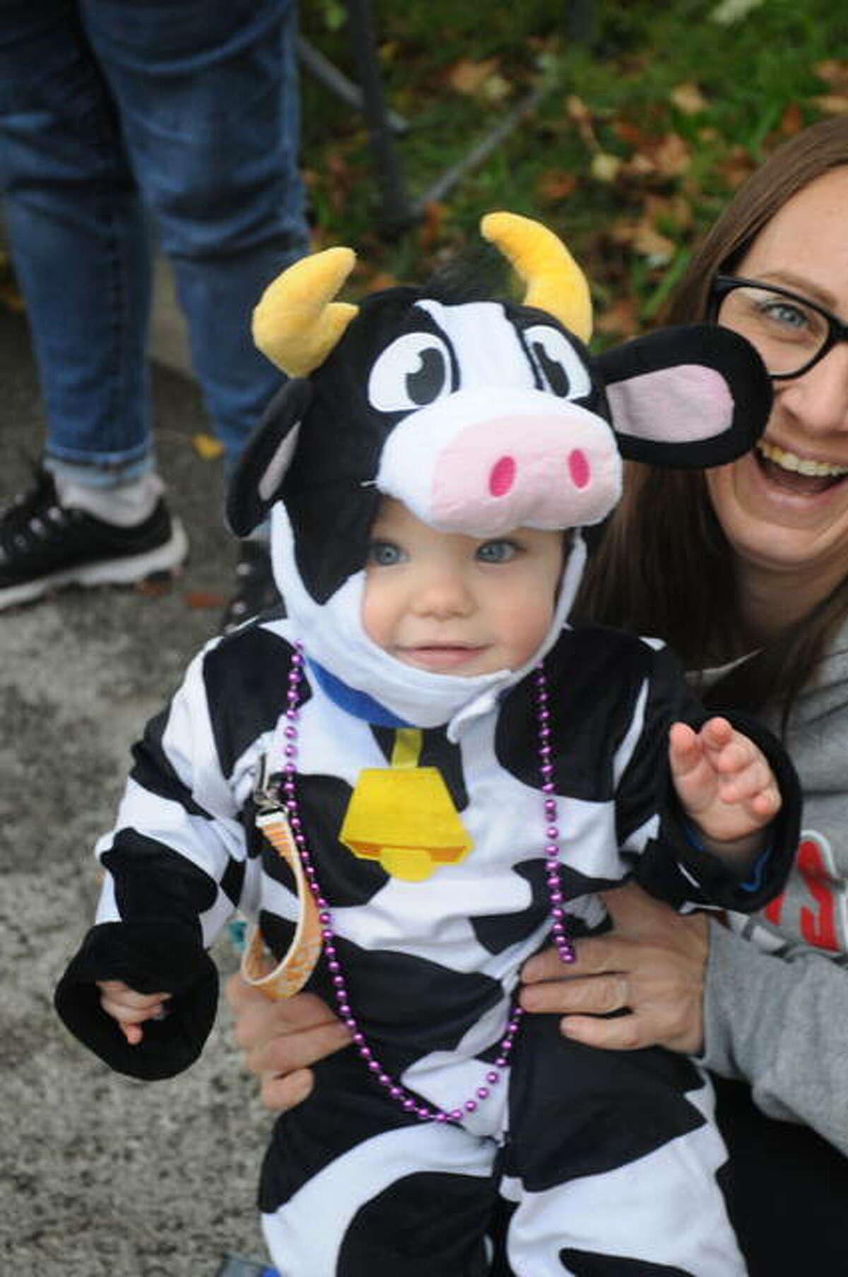 Crowds turn out for Wood River Halloween parade