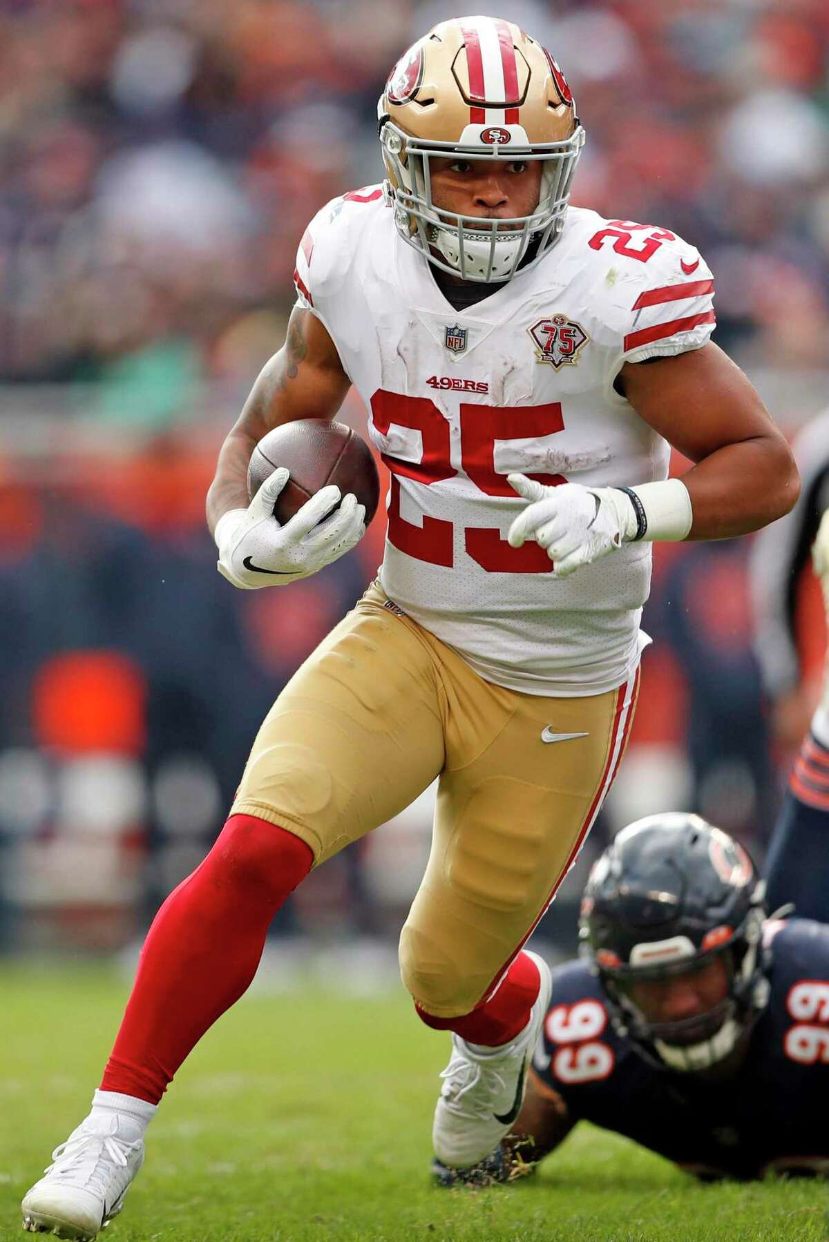 San Francisco 49ers' Elijah Mitchell rushes past Chicago Bears' Trevis Gipson in 4th quarter of Niners' 33-22 win in NFL game at Soldier Field in Chicago, IL on Sunday, October 31, 2021.