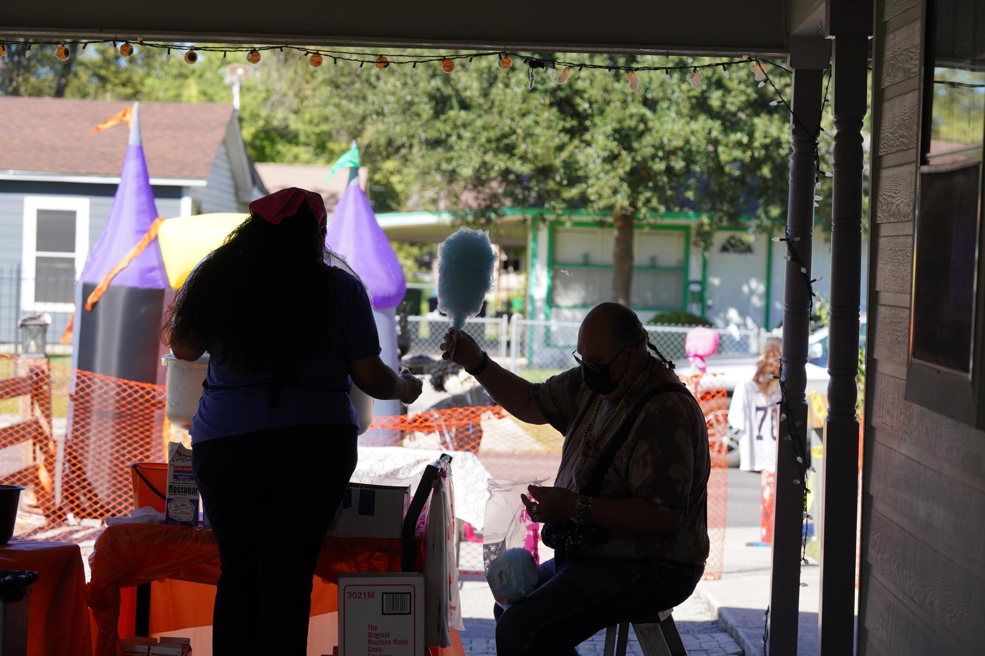 San Antonio couple's anniversary tradition is treat for West Side neighborhood's Halloween revelers - Vimarsana News