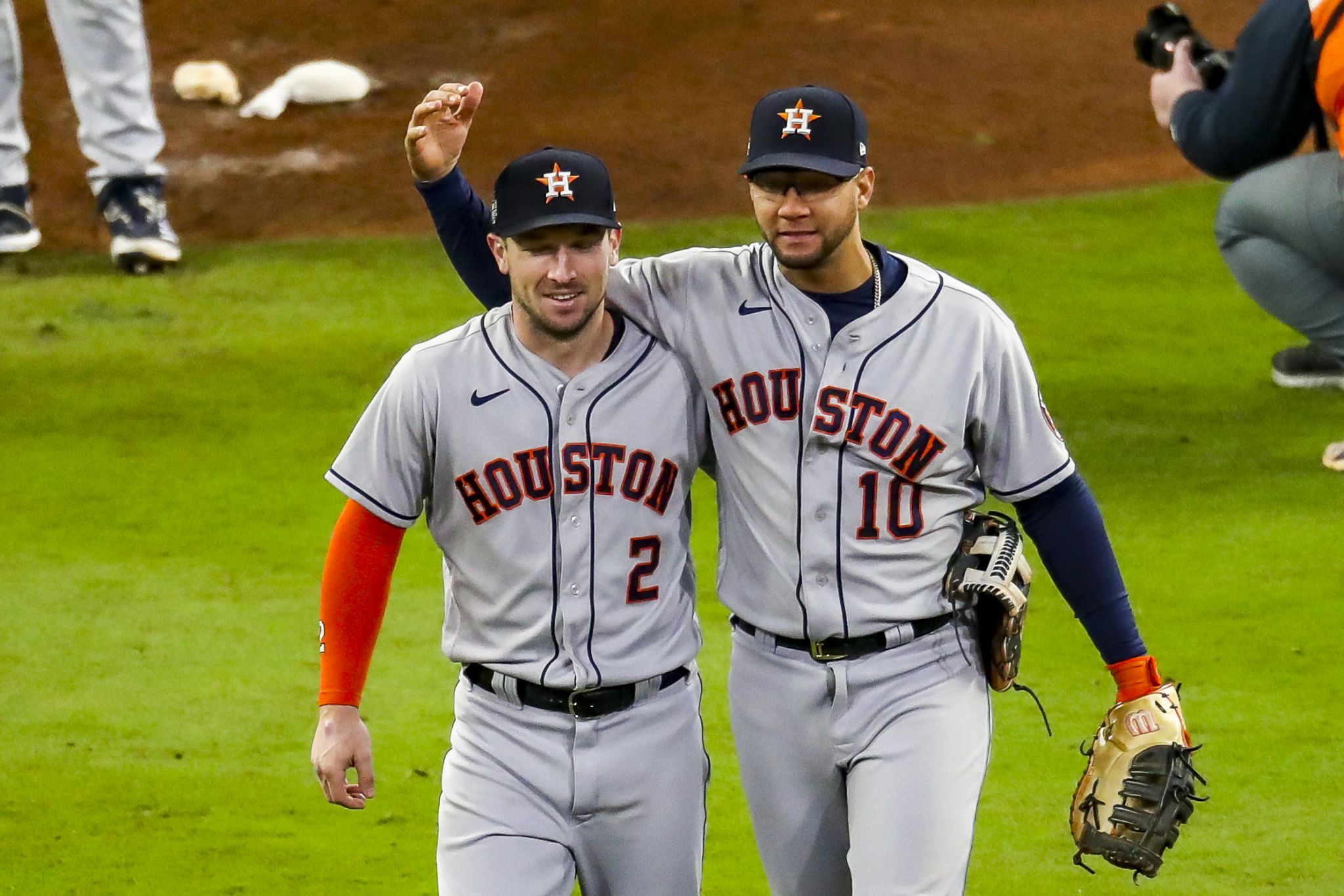 World Series: Houston Astros beat Los Angeles Dodgers to level series after  high-scoring Game 2, The Independent