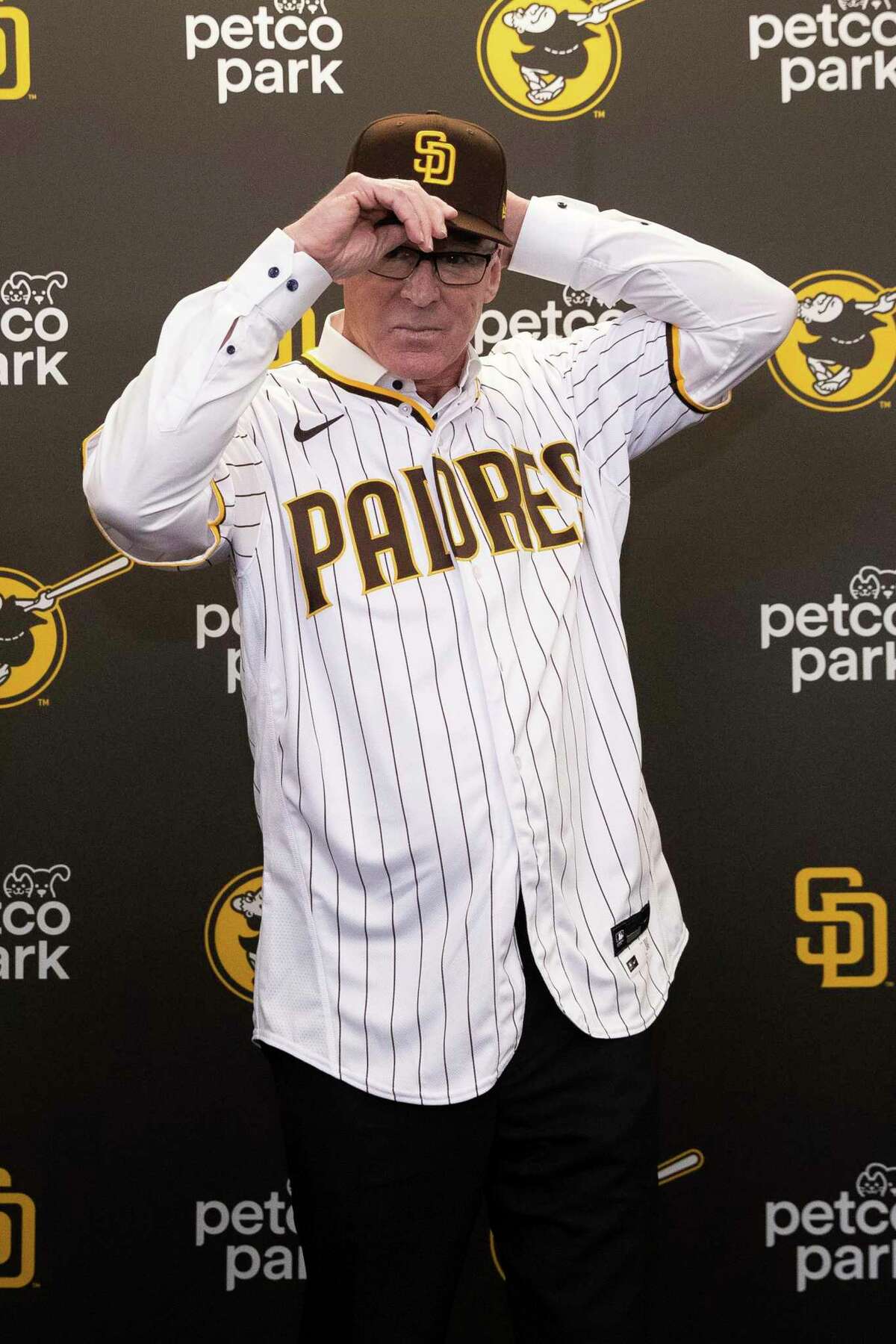New San Diego Padres baseball team manager Bob Melvin puts on a hat after an introductory press conference in San Diego, Monday, Nov. 1, 2021. a(AP Photo/Derrick Tuskan)