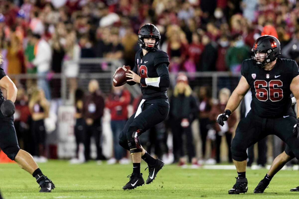 Stanford quarterback Tanner McKee, center, looks to pass against Washington in the first quarter of an NCAA football game in Stanford, Calif., Saturday, Oct. 30, 2021. (AP Photo/John Hefti)
