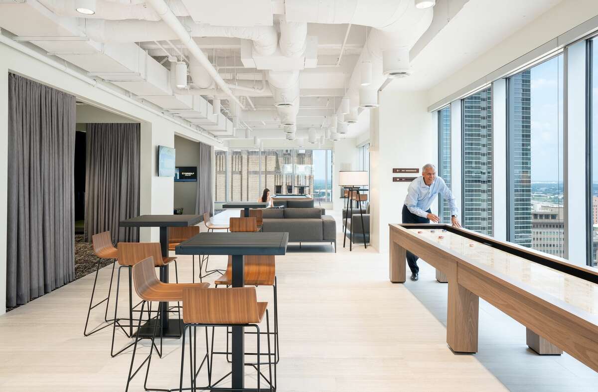 The recently completed tenant amenity center at 1000 Main provides conference facilities, a coffee station and areas for lounging, dining and playing games. The project was designed by Gensler.