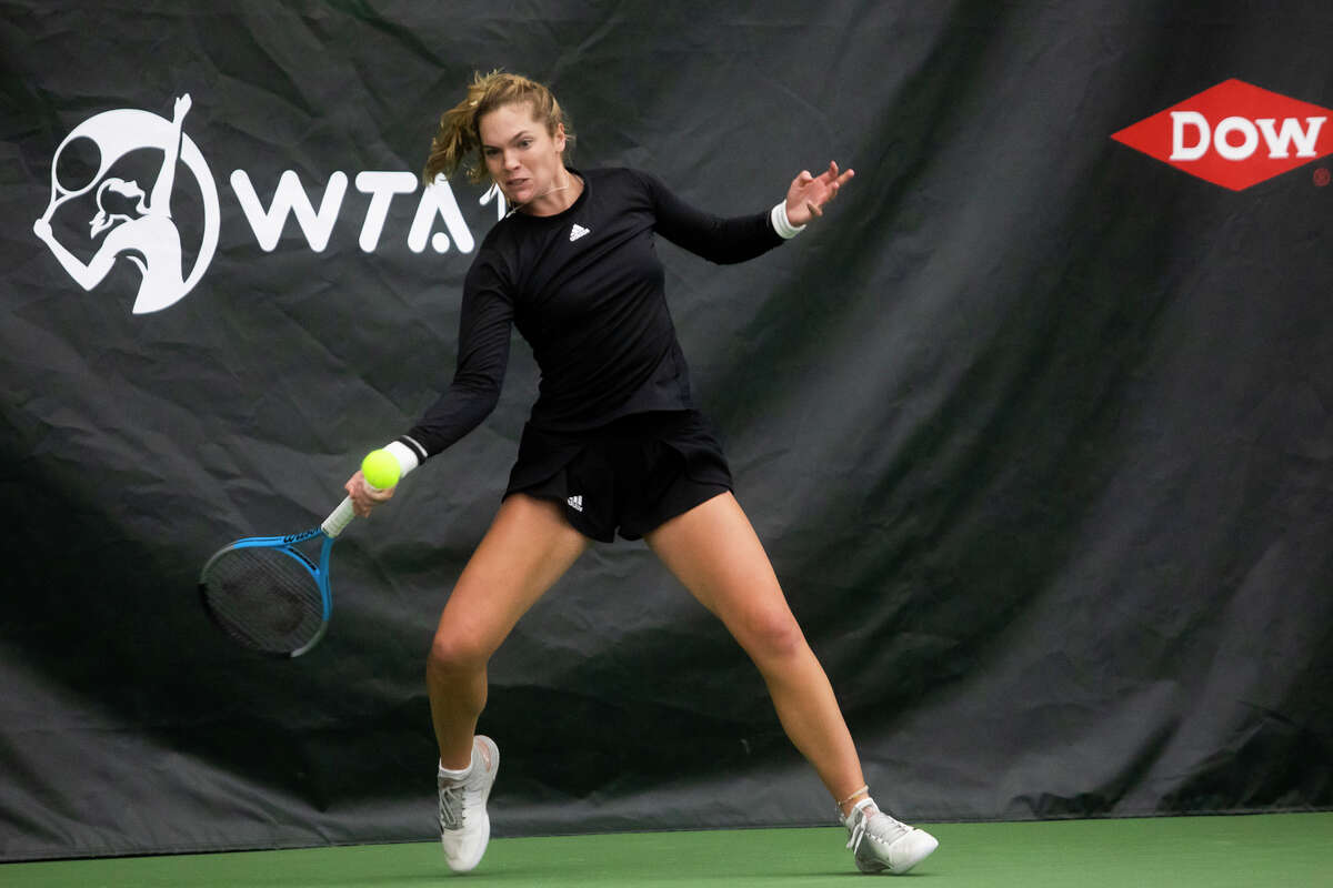 Caty McNally mengembalikan bola saat pertandingan melawan Reese Brantmeier di Dow Tennis Classic Selasa, 2 November 2021 di Greater Midland Tennis Center.  (Katy Kildee/kkildee@mdn.net)