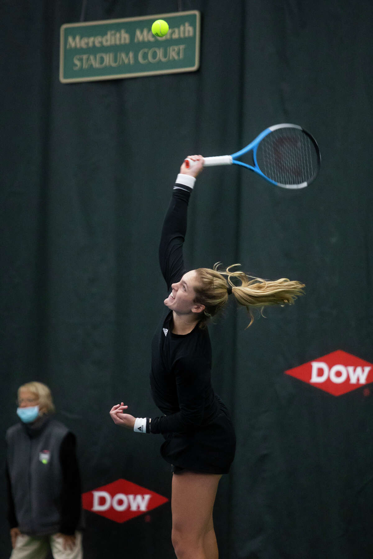 Caty McNally melayani bola selama pertandingannya melawan Reese Brantmeier di Dow Tennis Classic Selasa, 2 November 2021 di Greater Midland Tennis Center.  (Katy Kildee/kkildee@mdn.net)