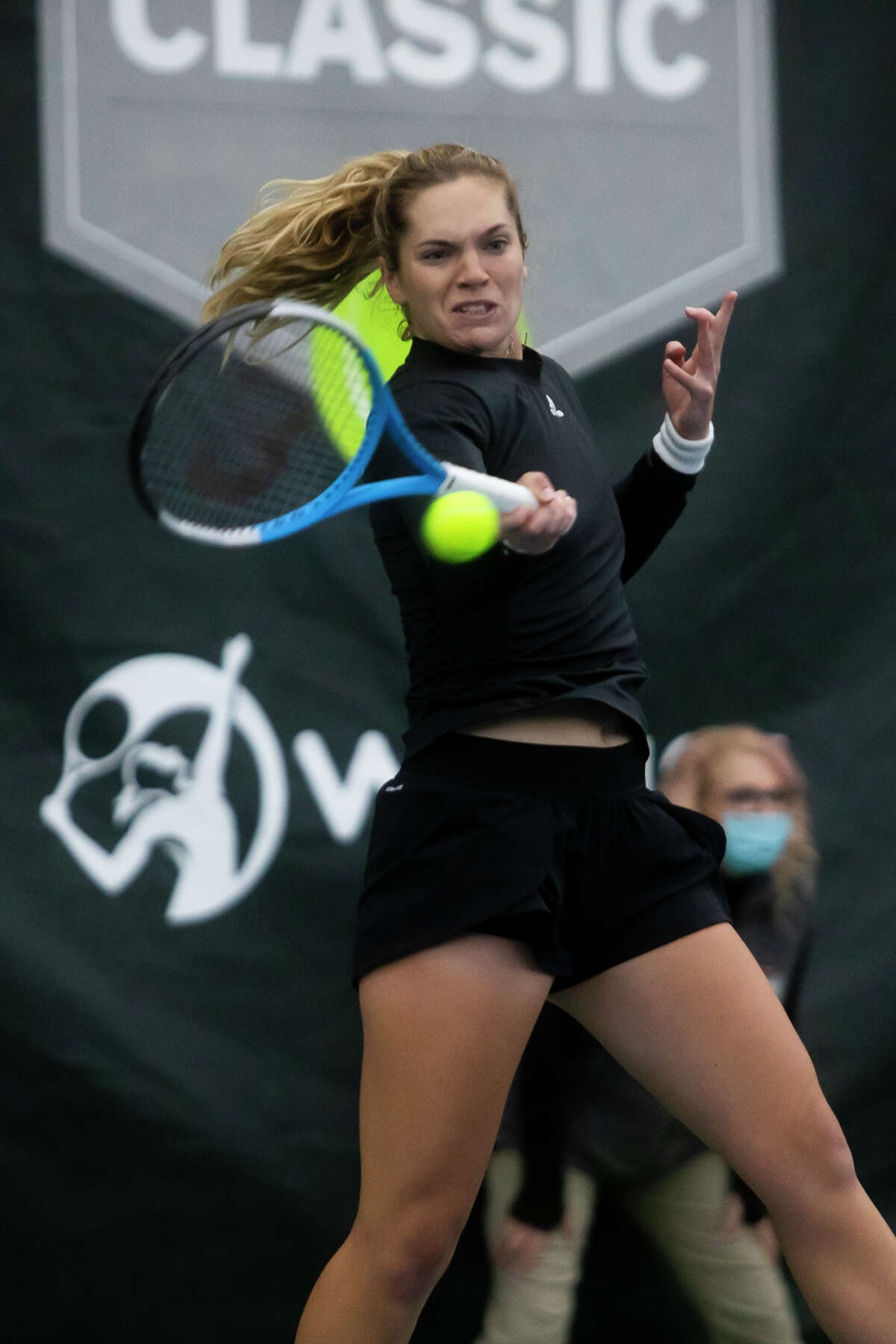 Caty McNally mengembalikan bola saat pertandingan melawan Reese Brantmeier di Dow Tennis Classic Selasa, 2 November 2021 di Greater Midland Tennis Center.  (Katy Kildee/kkildee@mdn.net)