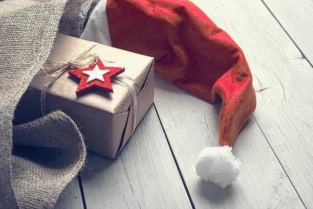 Coupon-filled Santa Stroll hats available - Vimarsana News