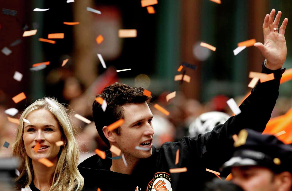巴斯特波西和他的妻子克里斯汀,向球迷挥手,旧金山巨人队庆祝他们的世界大赛冠军游行在旧金山市中心市场街10月31日,2012年。