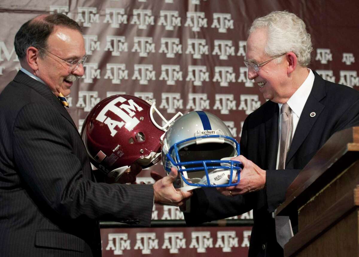 Then-A&M president Bowen Loftin, left, and then-SEC commissioner Mike Slive announced the school’s move to the SEC on Sept. 26, 2011, two months after Slive secretly met with A&M officials.