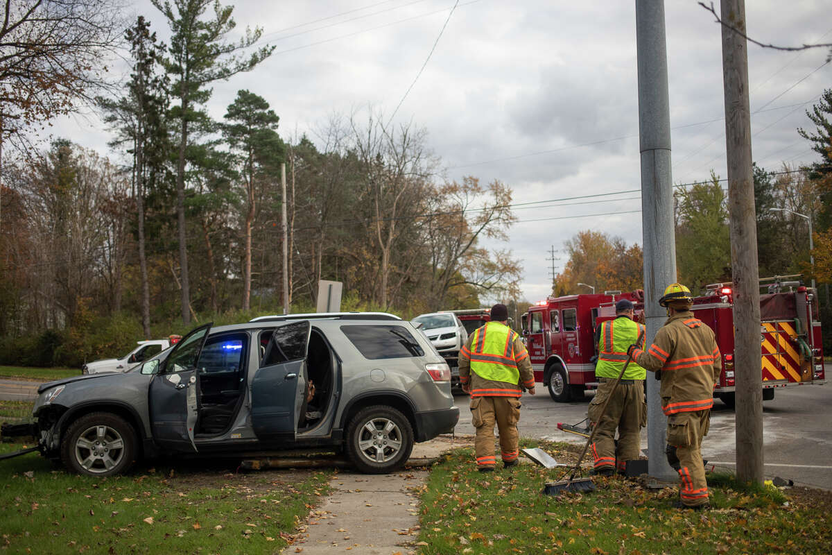 City of Midland firefighters and police secure the scene of a traffic collision Thursday, Nov. 4, 2021 at the intersection of N. Saginaw and W. Sugnet in Midland. (Katy Kildee/Midland Daily News)