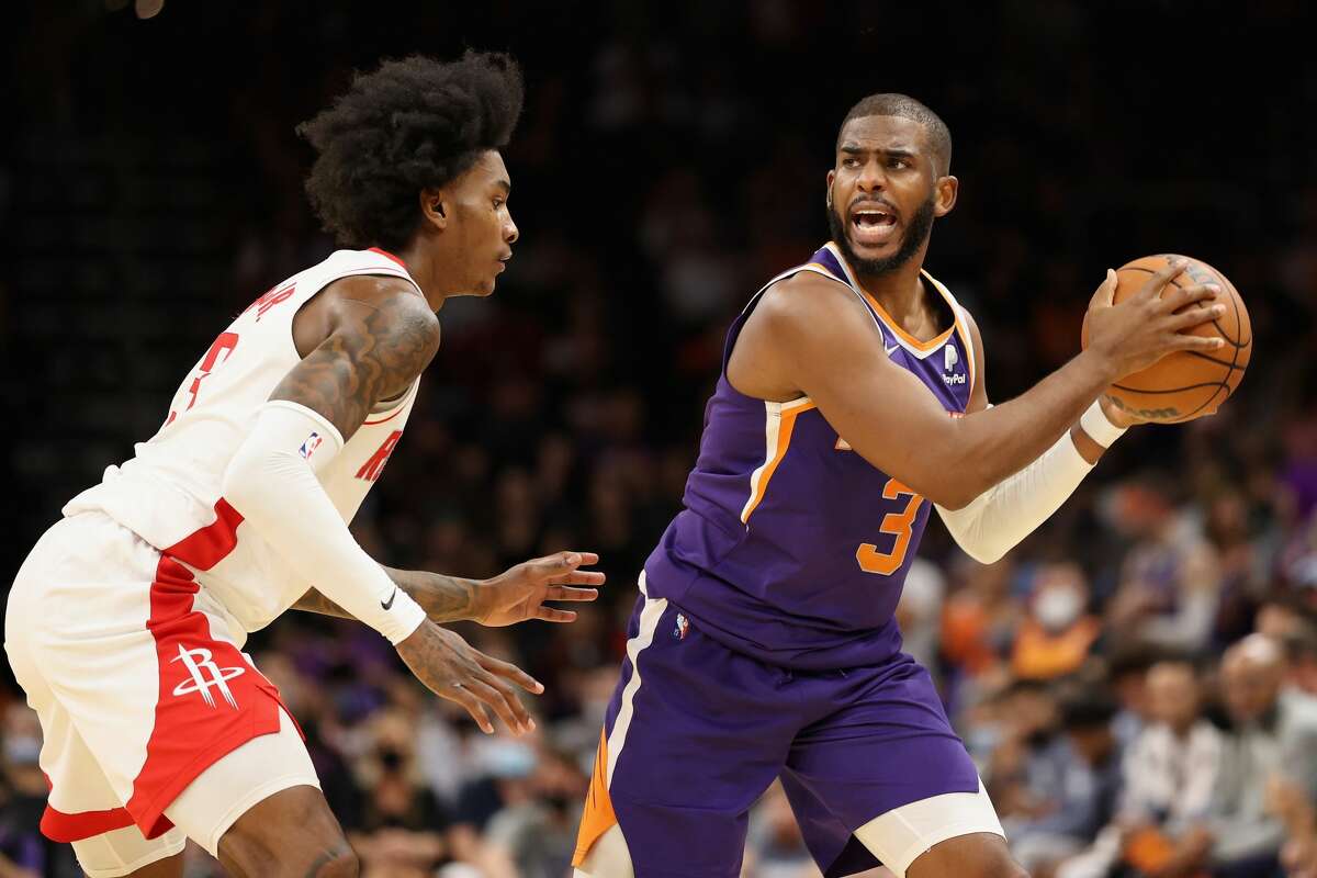 PHOENIX, ARIZONA - NOVEMBER 04: Chris Paul #3 of the Phoenix Suns looks to pass around Kevin Porter Jr. #3 of the Houston Rockets during the second half of the NBA game at Footprint Center on November 04, 2021 in Phoenix, Arizona. The Suns defeated the Rockets 123-111. NOTE TO USER: User expressly acknowledges and agrees that, by downloading and or using this photograph, User is consenting to the terms and conditions of the Getty Images License Agreement. (Photo by Christian Petersen/Getty Images)
